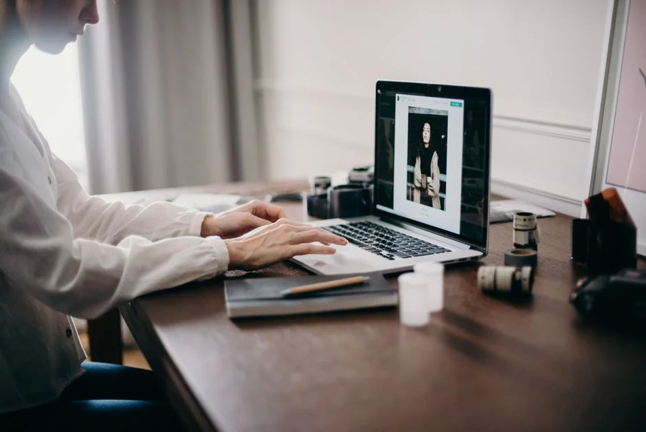 why-choose-us Un espace de travail contemporain présentant un ordinateur portable, une tablette et des smartphones, idéal pour un usage tech et freelance.